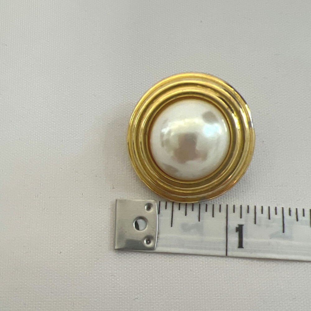 VTG Carolee Large Gold Tone Faux Mabe Pearl Button Clip On Earrings - Picture 3 of 5